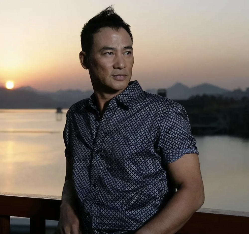 69岁任达华在近50度高温下拍戏,女儿任晴佳探班,满脸心疼模样