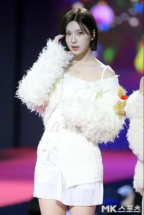 谁是sbs歌谣大战红毯最佳着装张元英短裙亮眼她靠露肩装吸睛