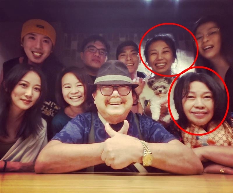 萧敬腾公开全家福50岁未婚妻与公婆同框婆媳长得太像了