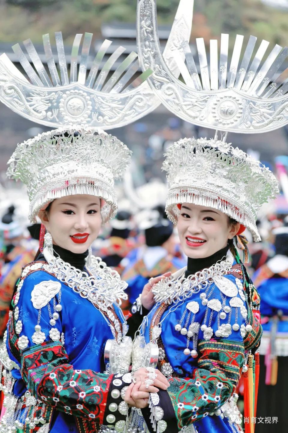 超级震撼贵州雷山上万名苗族同胞盛装游演过苗年打造沉浸式苗族文化