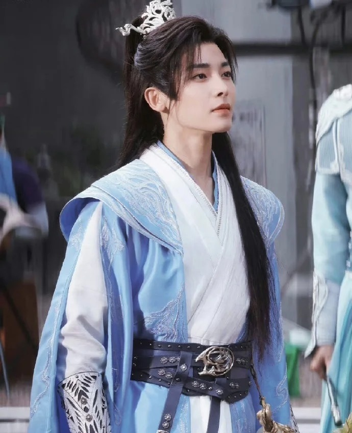 而有意思的是,这部剧中依然看到了言杰的名字,他到底演谁呢?