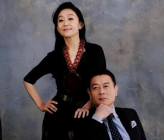 巫刚现状：离婚22年无子女，64岁单身，与陈瑾相伴原因揭秘_腾讯新闻
