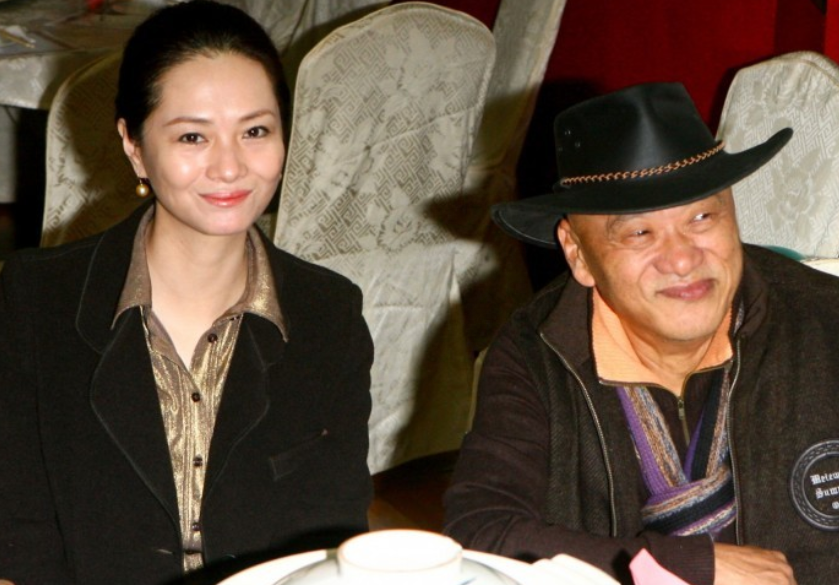 凌峰时隔十年重回北京,微笑挥手感慨良多,与嫩妻贺顺顺已无联系-腾讯