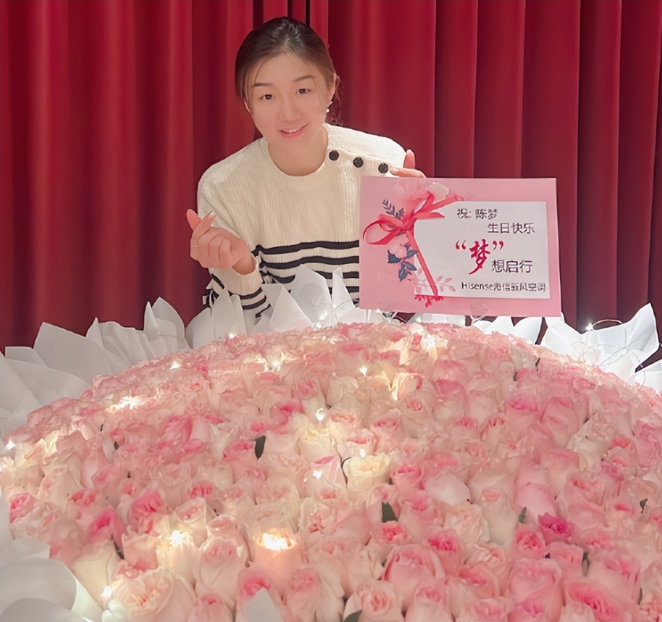 粉丝给陈梦过生日,黄晓明送来祝福,公交车贴巨幅庆生照_腾讯新闻