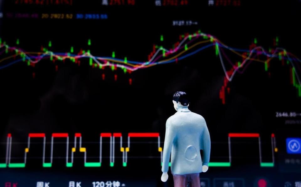 为什么你总是一卖就涨，一买就跌？揭秘亏光本金的心理魔咒！_腾讯新闻