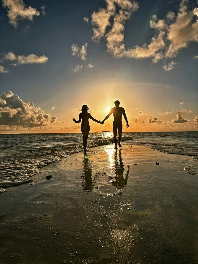 黄子韬徐艺洋官宣恋情,晒亲吻合照超甜蜜,两人海边牵手好浪漫