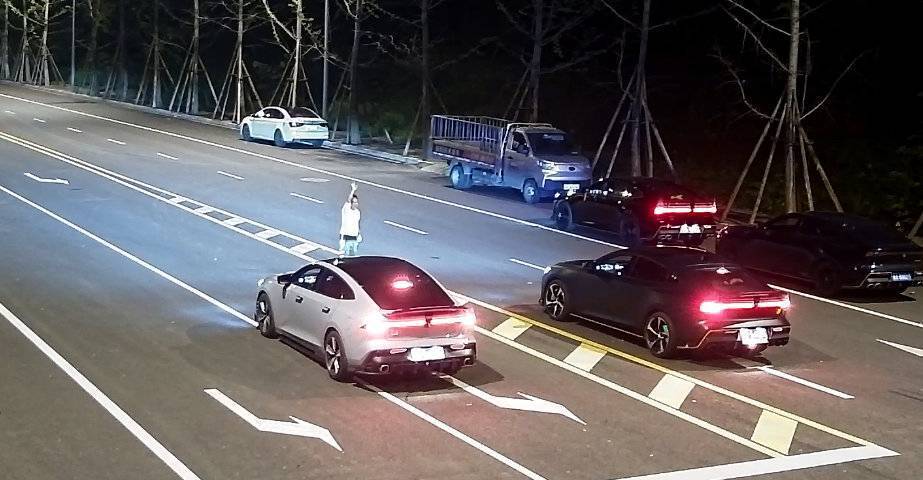 成都交警持續開展專項整治5人聚眾飆車炸街被行拘5日