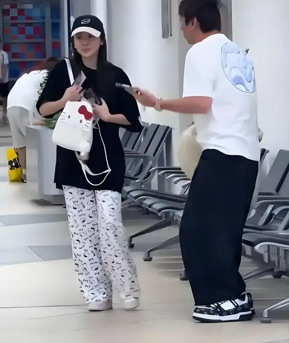 懒懒开播情绪差，不回应是否与王思聪分手，素颜很美，瘦到了83斤_腾讯新闻