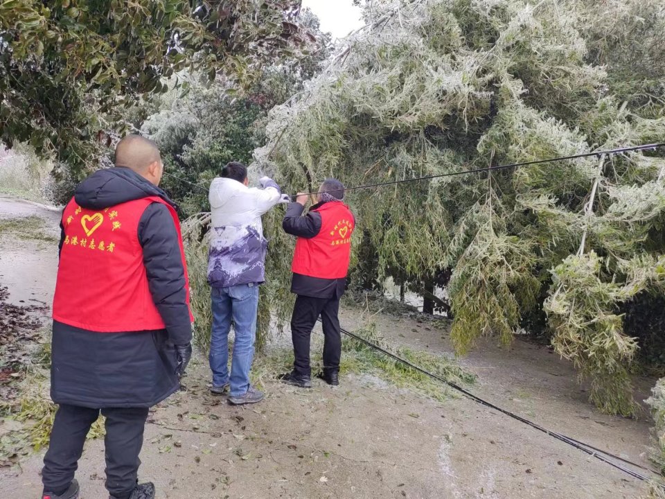 通城縣馬港鎮鏖戰搶修鬥嚴寒不畏風雪保供電