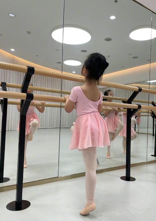 身高都超过爸爸腰部了,虽说父女两个都没有露出正脸,只有背影以及侧脸