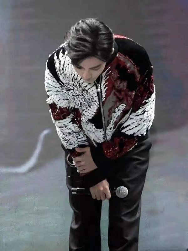 肖战空降新加坡活动,回头向粉丝鞠躬致谢,海外粉丝人气太火爆