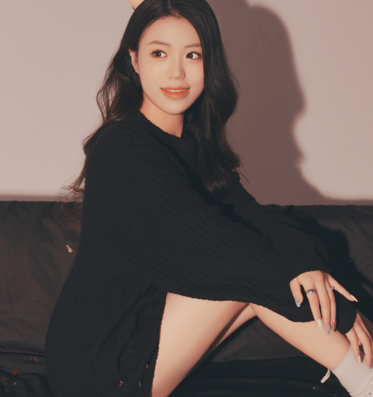 杨倩风格大变23岁生日大秀美腿改走性感路线缺席亚运会