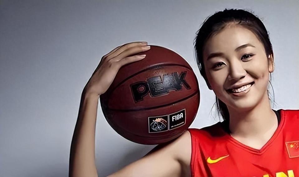 1米88篮球女神赵爽:32岁嫁1米9胖乎乎老公,元旦高调晒娃_腾讯新闻