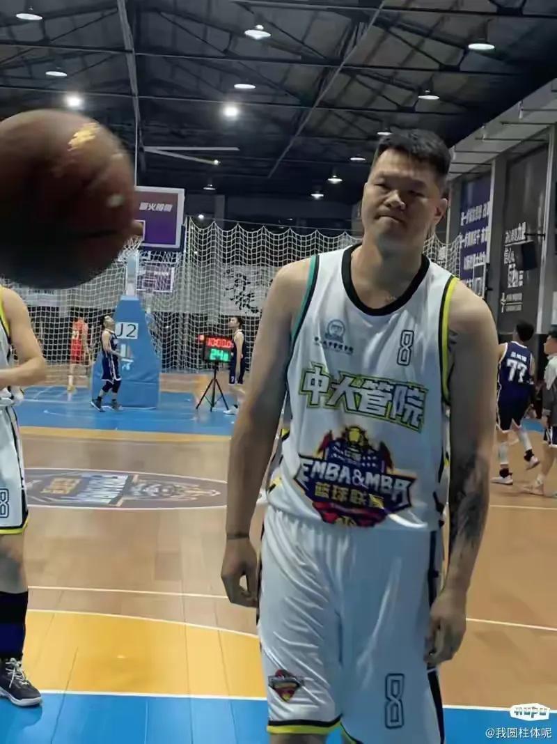 回忆杀朱芳雨野球场穿8号球衣下起三分雨秀减肥后身材