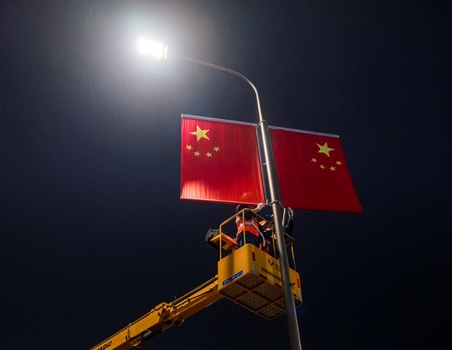 成都市城管委利用重要路段城市路灯杆悬挂国旗,开展国庆节城市氛围