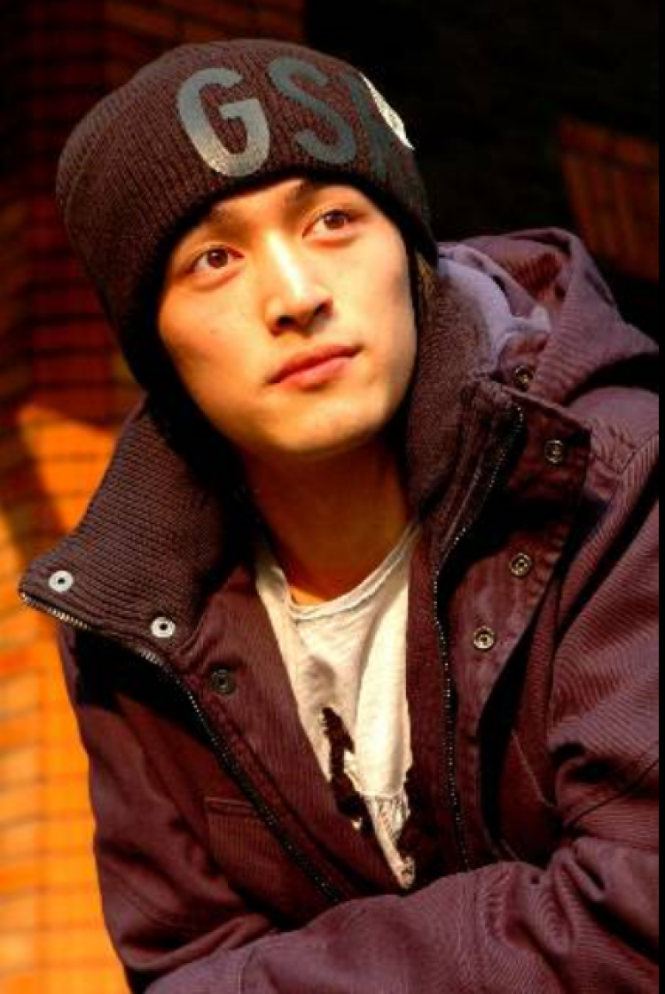 假如当年照片里的他还留有几分青涩,那今天的胡歌已经是一个完全成熟