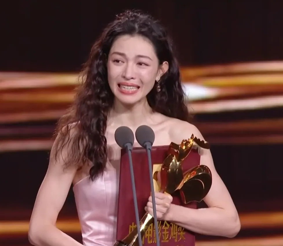 金雞獎頒獎名場面！宋佳二封詠梅失落，易烊千璽拿獎張藝謀樂開花 - 