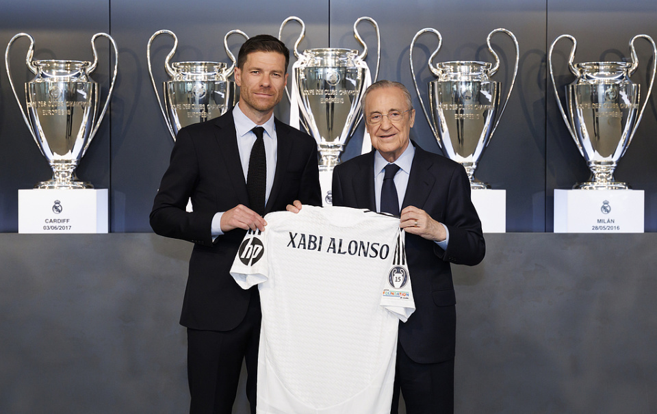 唏噓？曝皇馬僅花20分鐘解僱阿隆索！老佛爺飛機上拍板，賠5個月薪水 - 