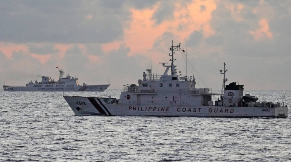 菲律宾称不会屈服后,解放军在南海实战化演练,击沉"武装渔船"