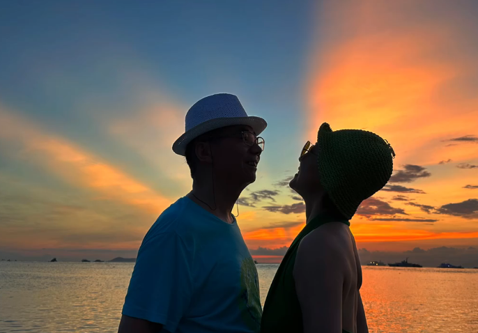 范明夫妇出游,62岁厉玲穿露背装自信秀身材,俩人夕阳下亲吻好甜_腾讯