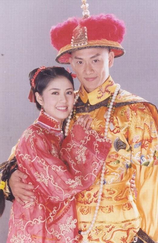 她不仅出演女主,还与王皓,黄维德等演唱该剧主题曲《才子佳人》.