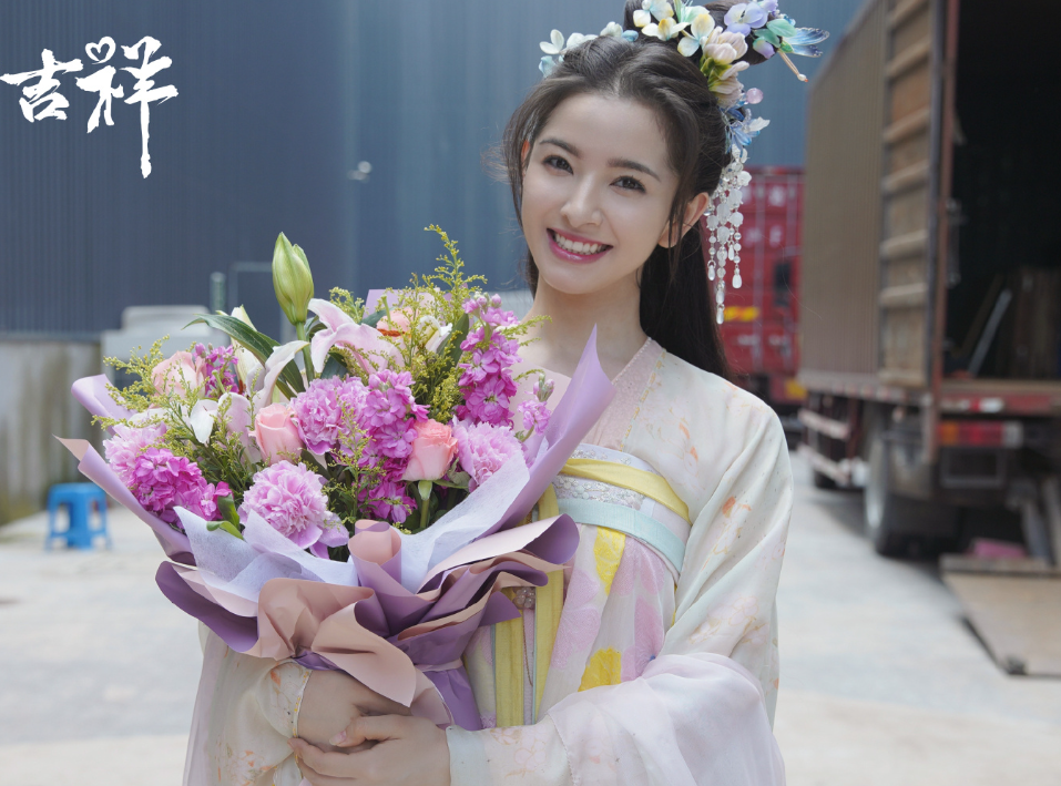 身为新疆美人,剧照中的张雪菡虽只露出了侧颜.