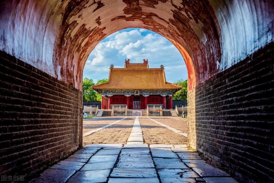 福陵的规模尽管比昭陵小,但陵区布局严谨,古朴典雅,清幽肃穆,背靠山峦