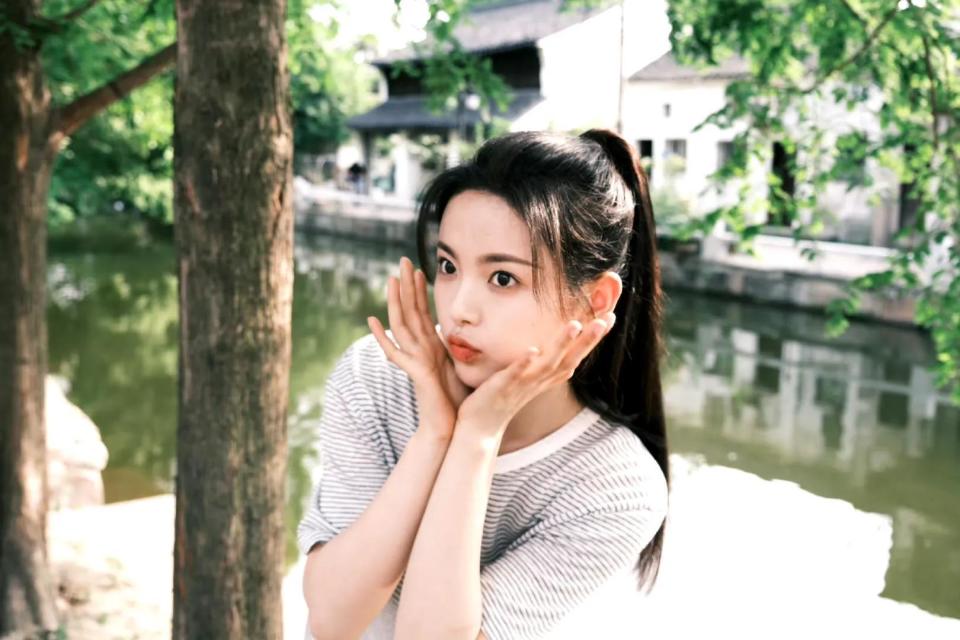 女演员长相很重要,《墨雨云间》杨超越出场白衣素缟惊艳观众