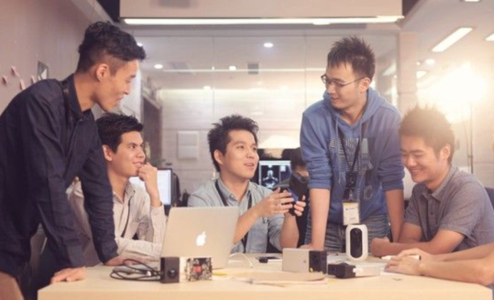 影石创新创始人刘靖康，广东中山人，从90后挂科生到700亿公司掌门，21岁一招震惊周鸿祎，3年打败日韩巨头，33岁成科创板第一人_腾讯新闻