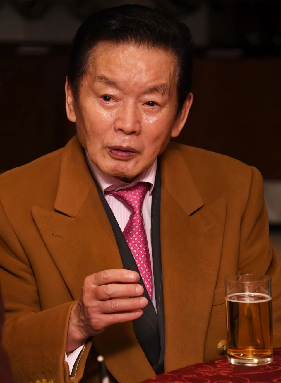 77岁风流巨富去世，留下一个悬案，一笔遗产