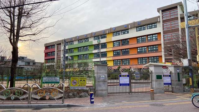 韩国中小学已经招不到生了：小学开始招收老人，教师人数首次缩编