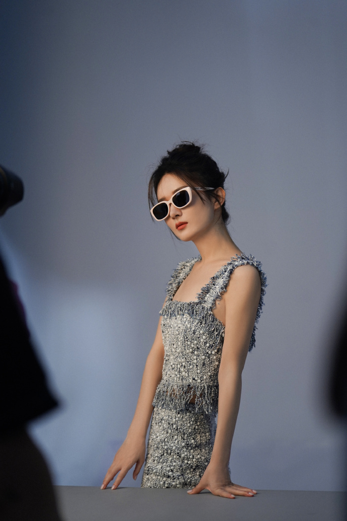 6月16日,工作室释出一组赵丽颖最新眼镜时尚大片,赵丽颖戴眼镜酷拽