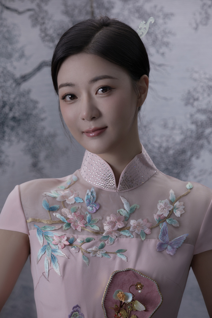 浙江小百花越剧院(浙江越剧团演员)花旦演员王静,也是这两个戏的主演.