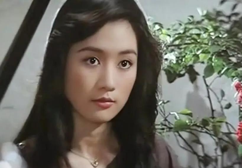 黑色长裙配上黑色长发加上纤细高跟鞋,配上吕秀菱如梦似幻的眼睛,一