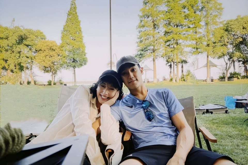 赵雅芝儿子黄恺杰被爆已婚？女方长相甜美身材高挑，是内地女艺人_腾讯新闻