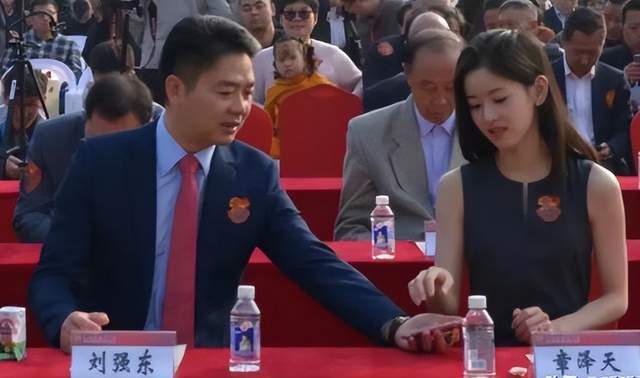 章泽天与刘强东的婚姻,究竟是爱情还是利益?