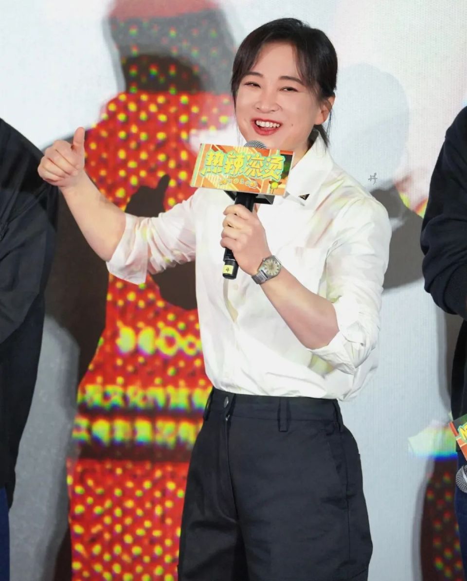 贾玲成为奢牌新宠,路演万元穿搭随心换,佩戴妈妈遗物令人动容_腾讯