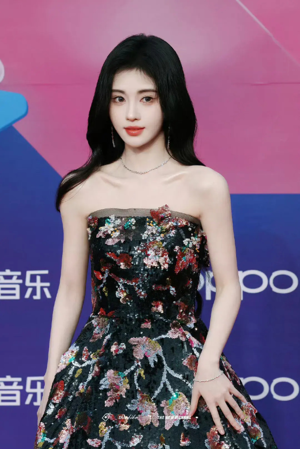 鞠婧祎直角肩遭吐槽!