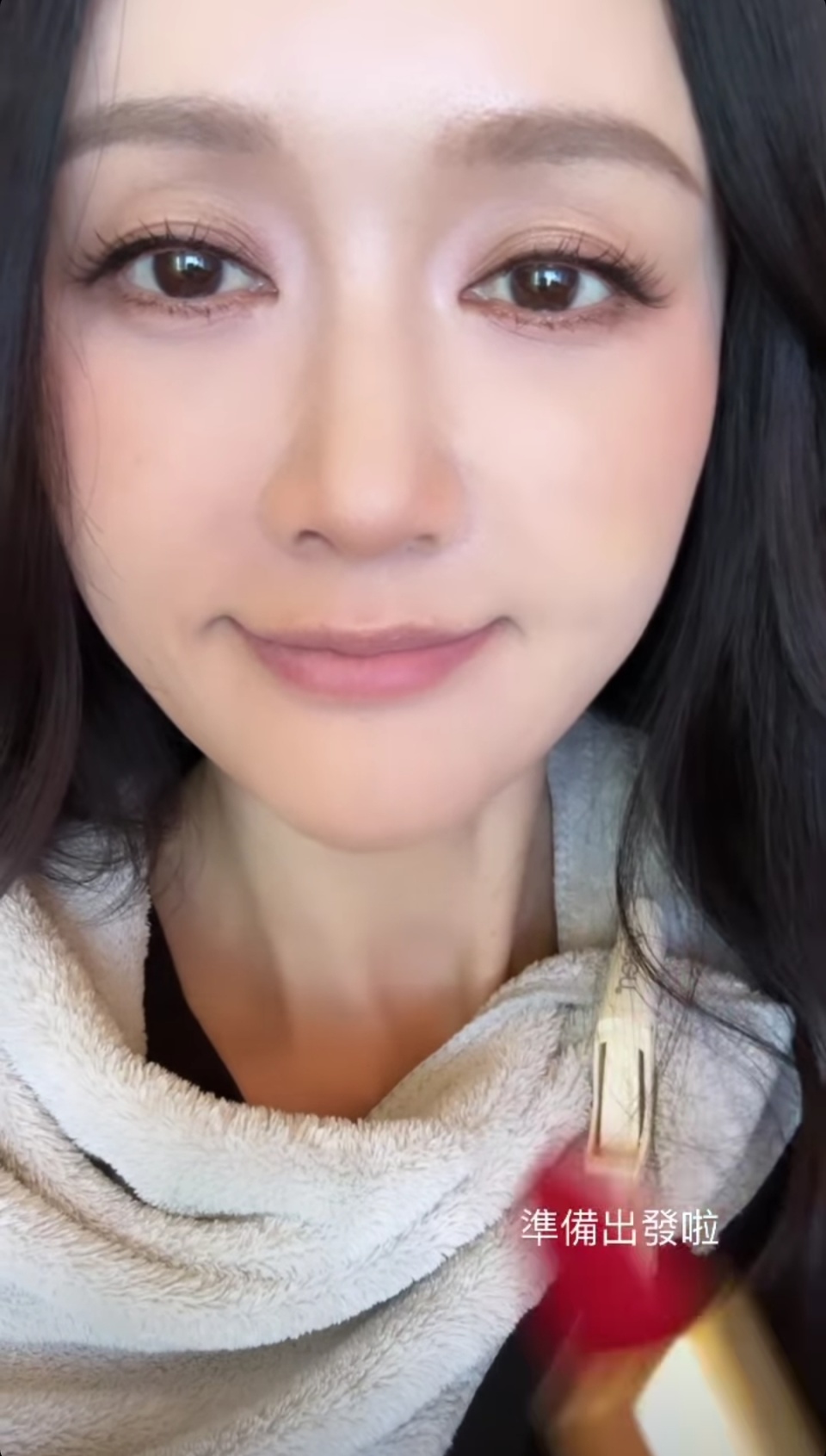 45岁陈乔恩晒高清素颜照,眉毛很淡黑眼圈明显太真实了