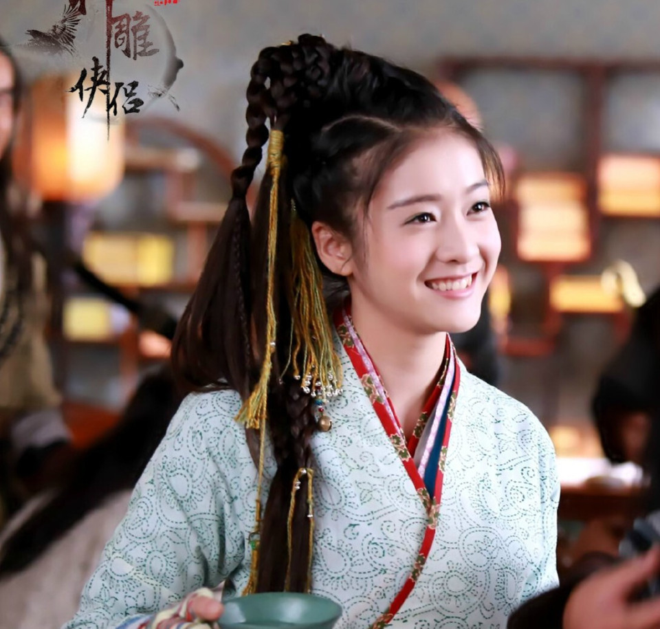 很多人认识张雪迎是因为《神雕侠侣》中的郭襄,张雪迎跟杨幂一样,长了