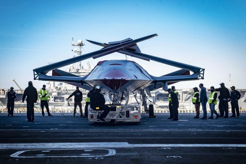 波音公司展示mq-25无人加油机的最新模型,配备2枚隐形反舰导弹