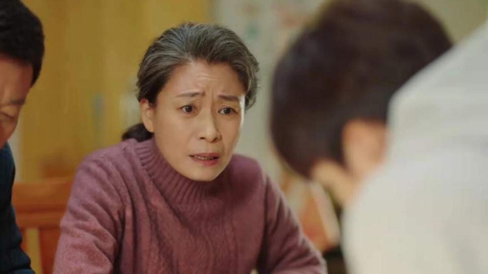 而霍青饰演的老好人父亲也让人印象深刻,一开口生活气息就扑面而来