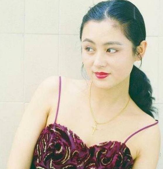 导演夫人陈红未婚怀孕挤走陈凯歌原配54岁却因小儿子颜面尽失