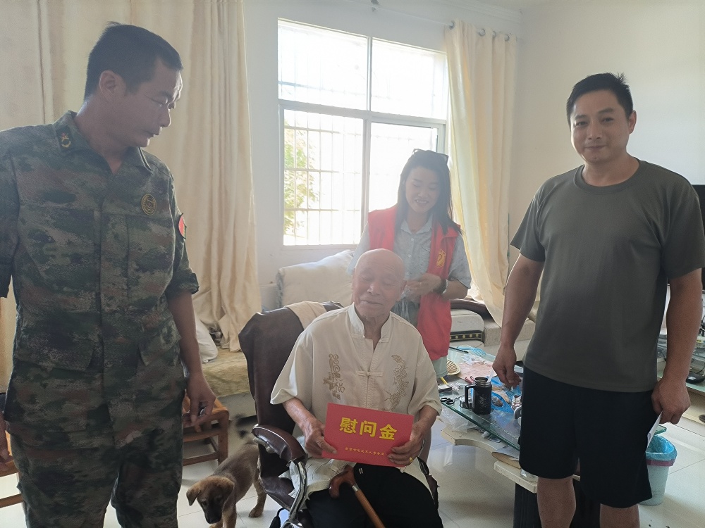 赤壁市余家桥乡采取入户走访的形式开展走访慰问困难退役军人及烈士