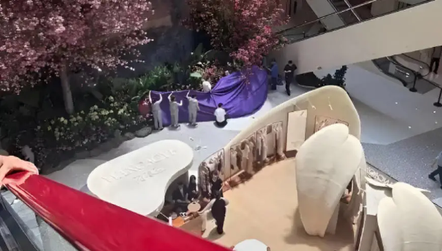 官方通报西安一商户负责人坠亡，多方辟谣其家人跳楼：系晕倒