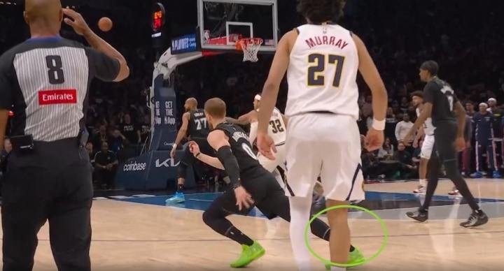 突發！森林狼主力迪文琴佐開局79秒受傷退賽 被攙扶回更衣室 - 