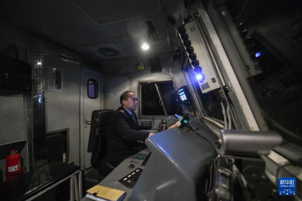 1月23日凌晨,在哈尔滨开至抚远的k7065次列车上,机车司机乔树海在驾驶
