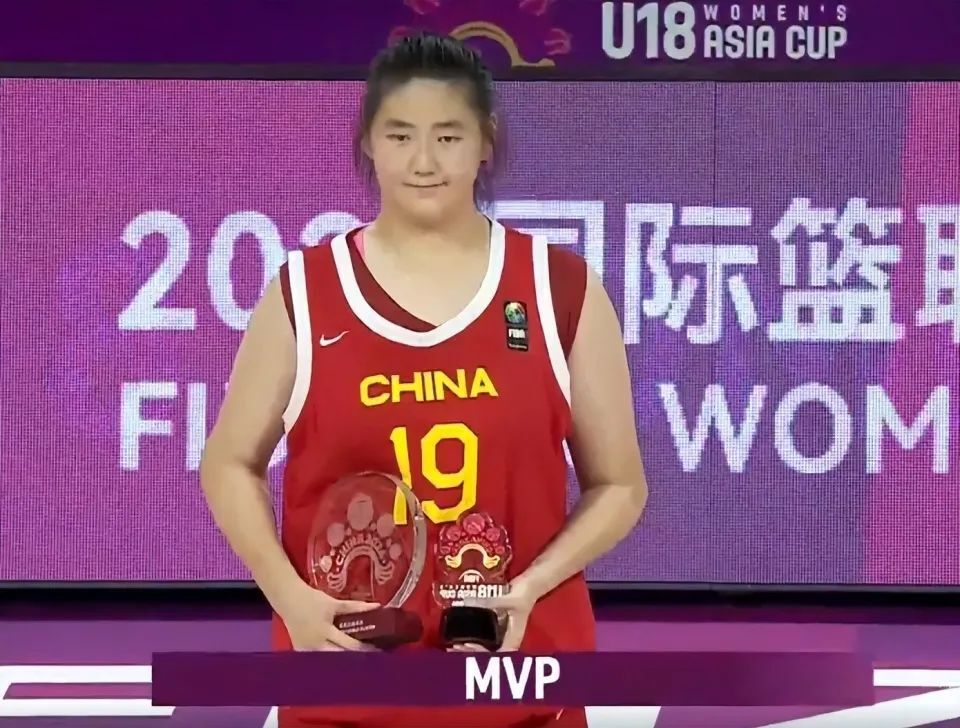 女篮惨败澳大利亚,张子宇替补席痛哭流涕!42 14难挡关系户拖后腿