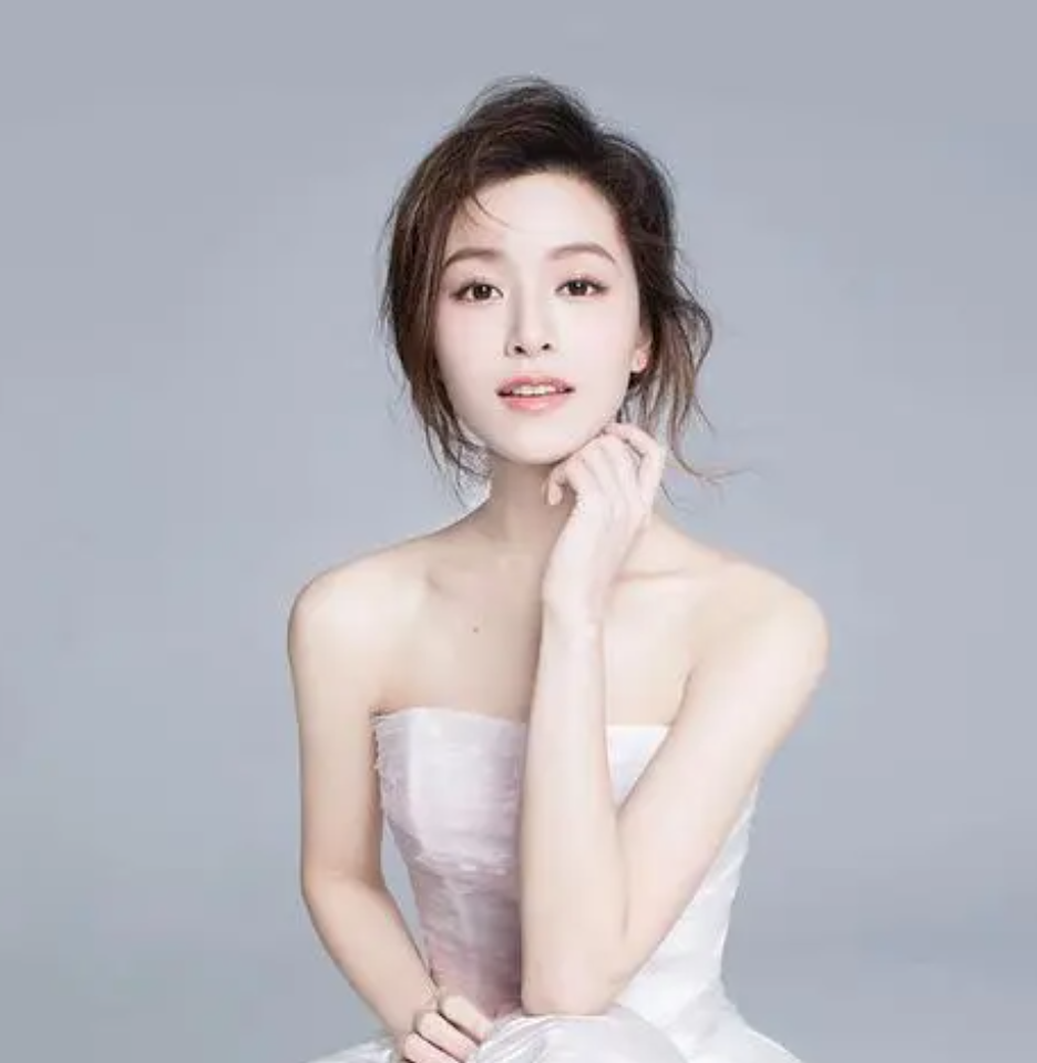 说起来,文咏珊的代表作也不少,她曾与任达华,张家辉,古天乐等大咖合作