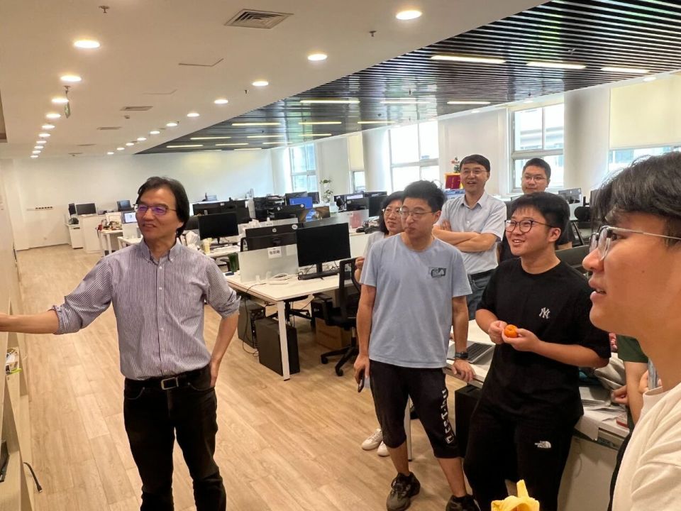 他打破了这个领域华人科学家的职业天花板，却说论文发得越多越“愧疚”_腾讯新闻